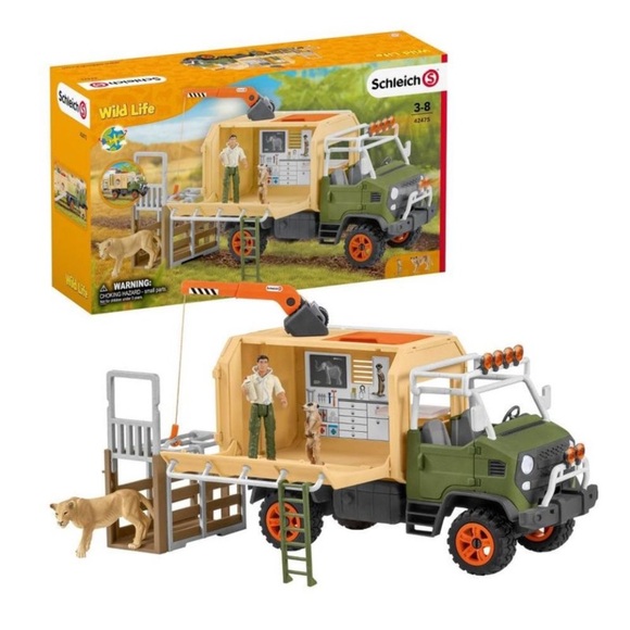 New Schleich Wild Life Animal Rescue Toy Truck with Ranger and Animals Playset